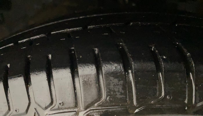 2015 Hyundai i10 SPORTZ 1.1, Petrol, Manual, 1,07,164 km, Left Front Tyre Tread
