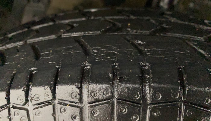 2016 Maruti Swift VXI, Petrol, Manual, 38,057 km, Left Front Tyre Tread