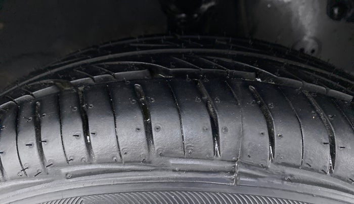 2015 Hyundai Eon ERA PLUS, Petrol, Manual, 26,895 km, Right Front Tyre Tread