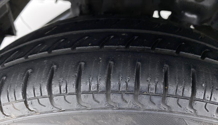 2015 Hyundai Eon ERA PLUS, Petrol, Manual, 26,895 km, Right Rear Tyre Tread