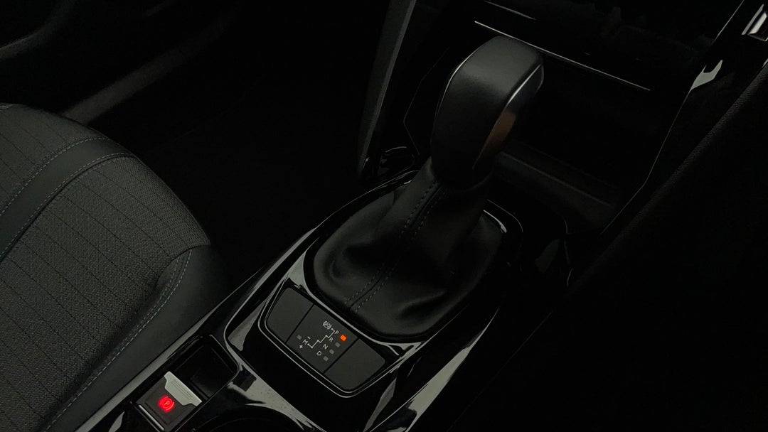 2021 Peugeot 2008 Allure, Automatic, 42075 km, Gear Lever 