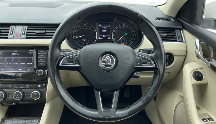 2016 Skoda Octavia AMBITION PLUS 1.8 TSI AT, Petrol, Automatic, 38,959 km, Steering Wheel Close Up