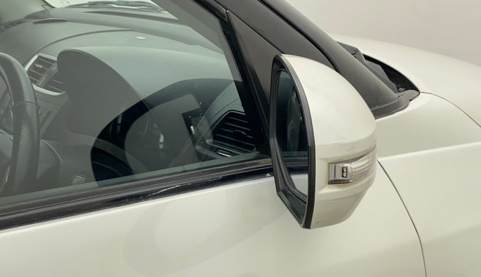 2017 Maruti Swift VXI O, Petrol, Manual, 97,031 km, Right rear-view mirror - Folding motor not working