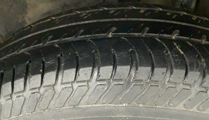2017 Maruti Swift VXI O, Petrol, Manual, 97,031 km, Left Rear Tyre Tread
