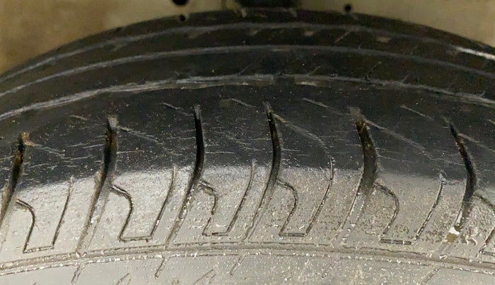 2014 Maruti Swift VXI, Petrol, Manual, 29,653 km, Right Front Tyre Tread
