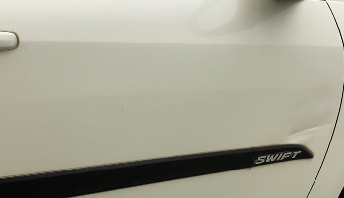 2014 Maruti Swift VXI, Petrol, Manual, 29,653 km, Driver-side door - Slightly dented