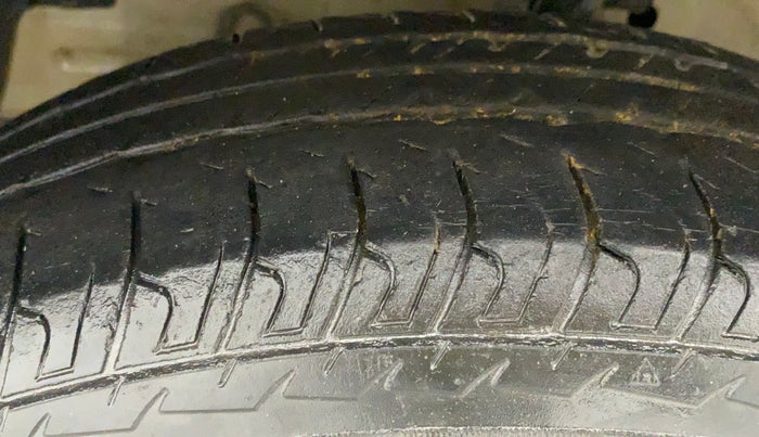 2014 Maruti Swift VXI, Petrol, Manual, 29,653 km, Left Front Tyre Tread