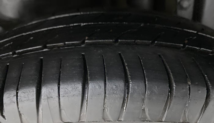 2014 Maruti Swift Dzire VXI, Petrol, Manual, 87,290 km, Left Rear Tyre Tread