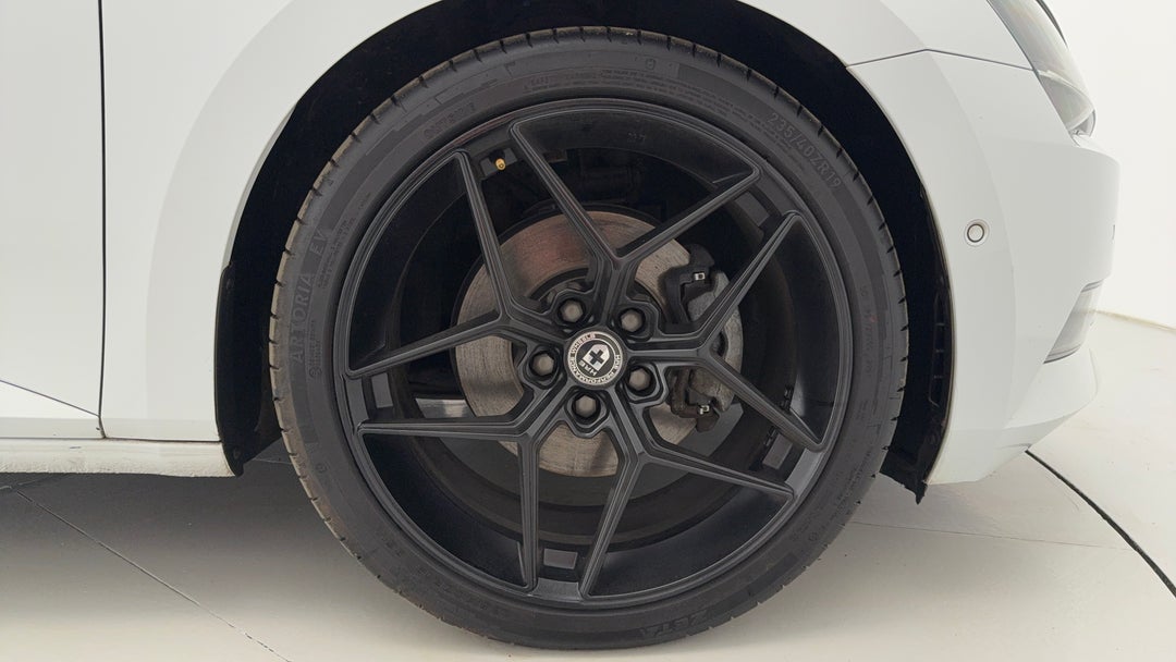 2018 SKODA Superb 162 Tsi, Automatic, 104075 km, Right Front Wheel