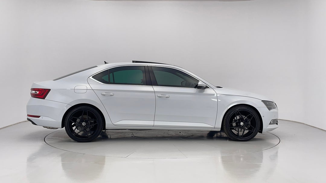 2018 SKODA Superb 162 Tsi, Automatic, 104075 km, Right Side View