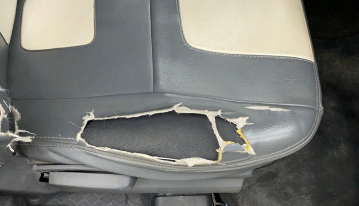 2011 Maruti Swift VXI, Petrol, Manual, 1,32,749 km, Driver seat - Cover slightly torn