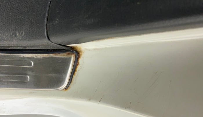 2011 Maruti Swift VXI, Petrol, Manual, 1,32,749 km, Left C pillar - Slight discoloration