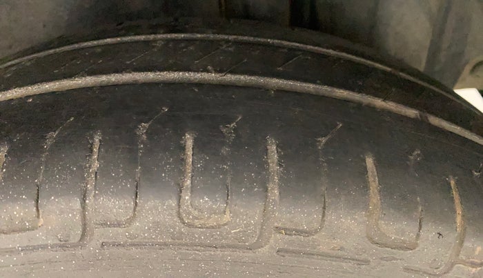 2011 Maruti Swift VXI, Petrol, Manual, 1,32,749 km, Left Rear Tyre Tread