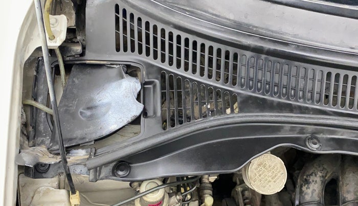 2011 Maruti Swift VXI, Petrol, Manual, 1,32,749 km, Bonnet (hood) - Cowl vent panel has minor damage