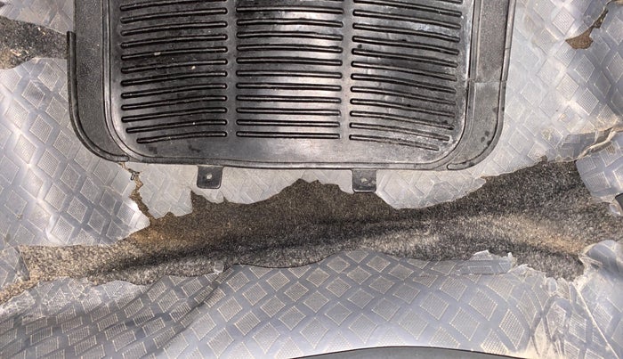 2011 Maruti Swift VXI, Petrol, Manual, 1,32,749 km, Flooring - Carpet is minor damage