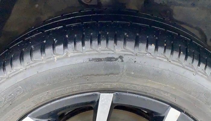 2018 Mahindra KUV 100 NXT K8 6 SEATER DUAL TONE, Petrol, Manual, 34,336 km, Right Front Tyre Tread