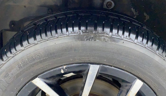 2018 Mahindra KUV 100 NXT K8 6 SEATER DUAL TONE, Petrol, Manual, 34,336 km, Left Front Tyre Tread