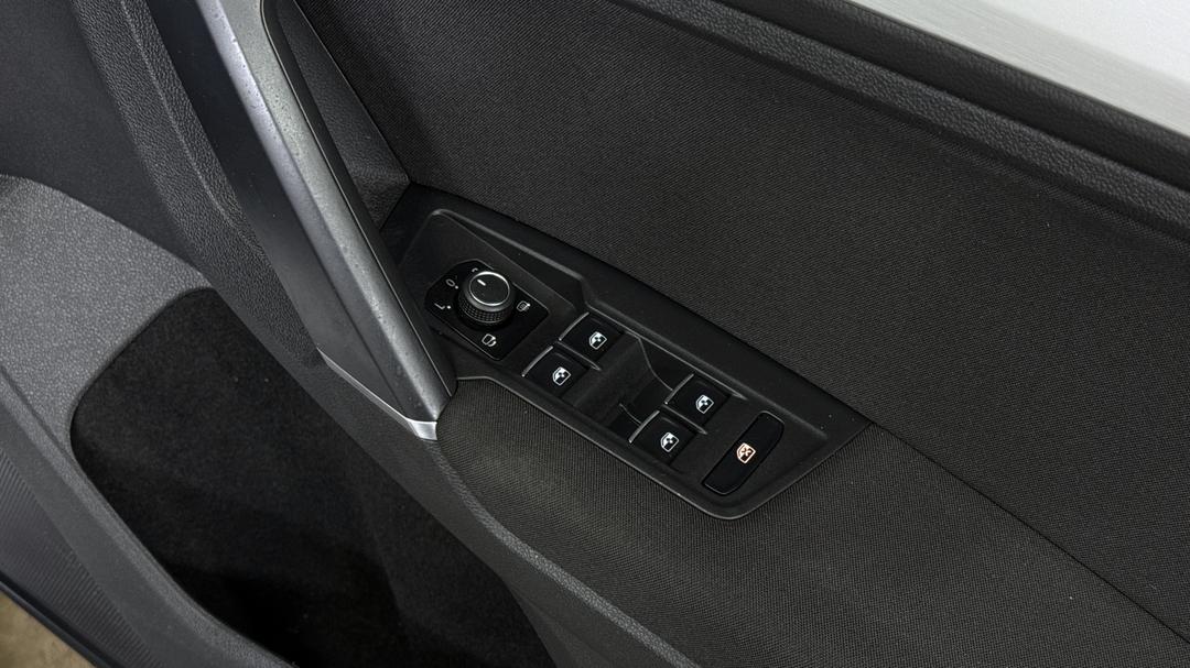 2018 Volkswagen Tiguan 132 Tsi Comfortline, Automatic, 69192 km, Drivers Side Door Panel Controls