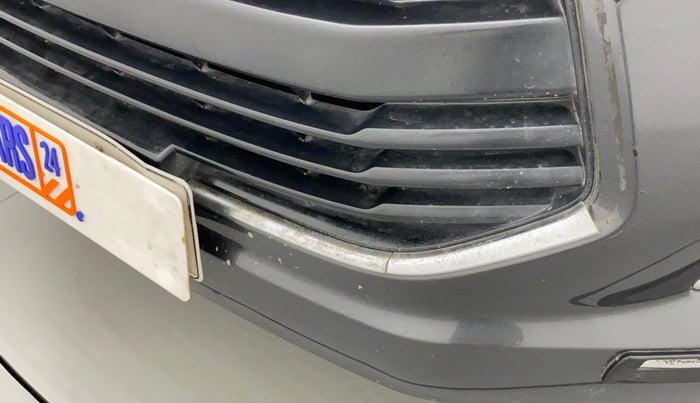2018 Toyota Innova Crysta 2.4 VX 7 STR, Diesel, Manual, 72,099 km, Front bumper - Chrome strip damage