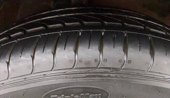 2015 Maruti Celerio VXI AGS, Petrol, Automatic, 47,816 km, Right Front Tyre Tread