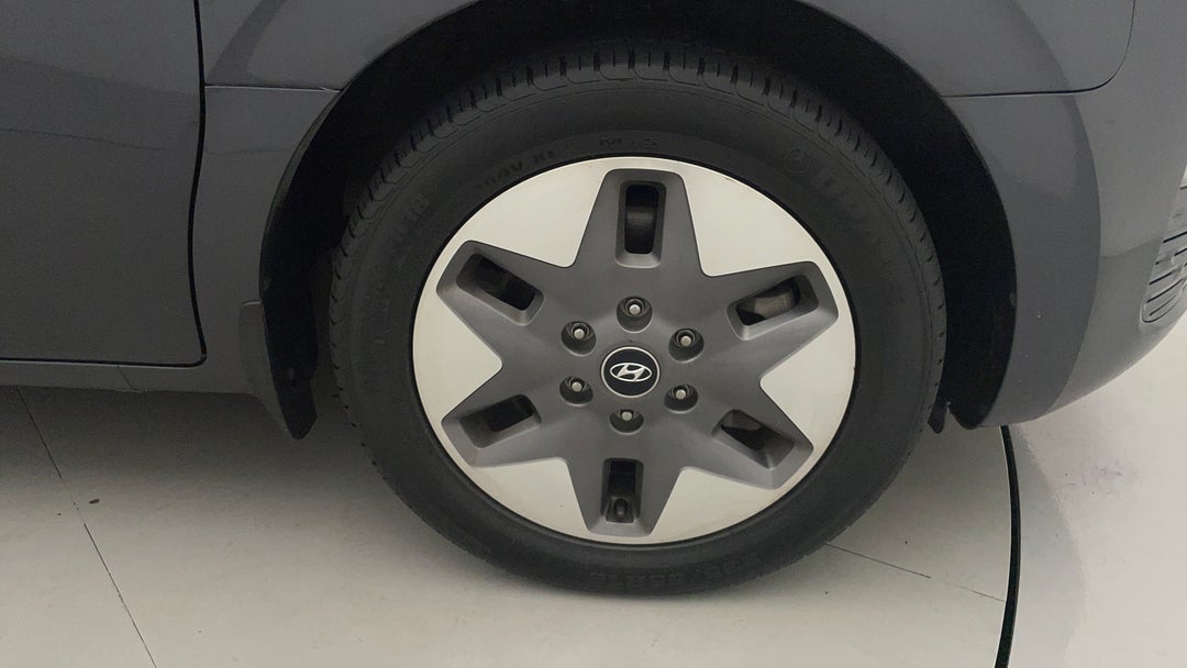 2022 Hyundai Staria Staria, Automatic, 81937 km, Right Front Wheel