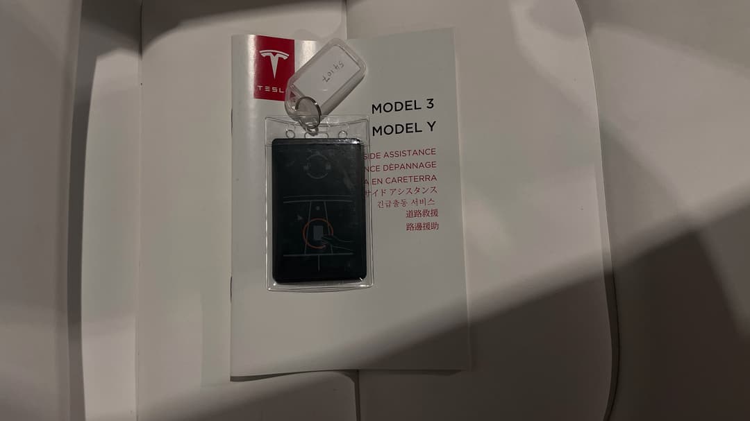 2022 Tesla Model 3 Long Range, Automatic, 19362 km, Key Close-up