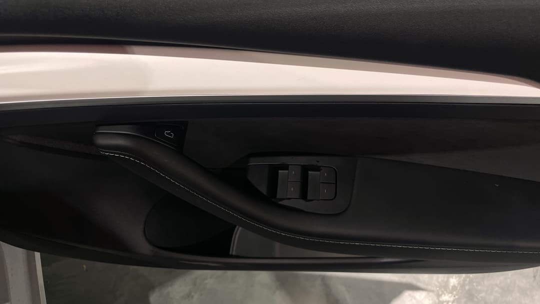 2022 Tesla Model 3 Long Range, Automatic, 19362 km, Drivers Side Door Panel Controls