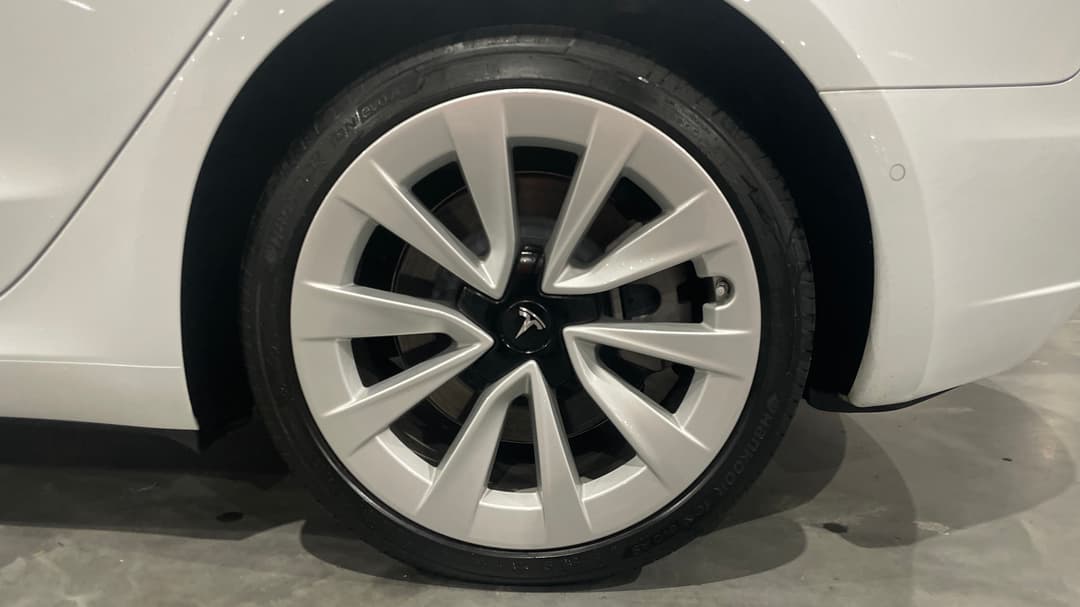 2022 Tesla Model 3 Long Range, Automatic, 19362 km, Left Rear Wheel