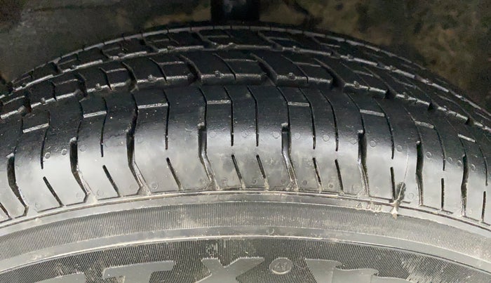 2011 Maruti Swift Dzire VXI, Petrol, Manual, 82,915 km, Left Front Tyre Tread
