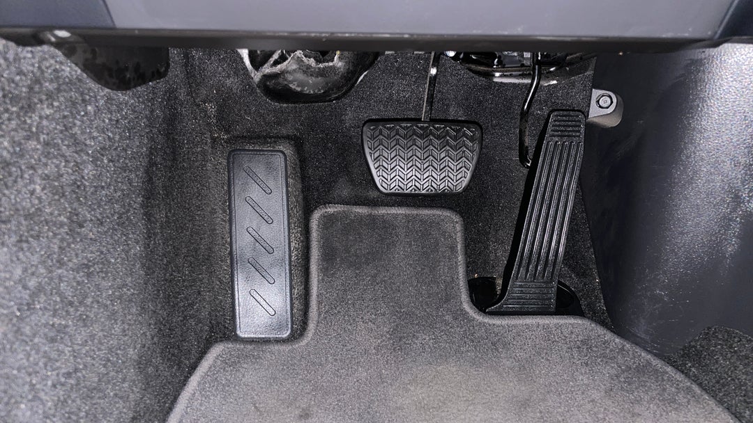 2023 Toyota Camry Ascent Hybrid, Automatic, 53629 km, Pedals and Footmat