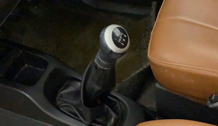 2012 Maruti Wagon R 1.0 LXI CNG, CNG, Manual, 1,12,591 km, Gear lever - Knob has minor damage