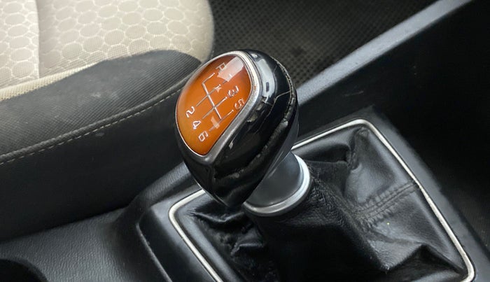 2015 Hyundai Elite i20 ASTA 1.4 CRDI, Diesel, Manual, 79,370 km, Gear lever - Knob cover torn
