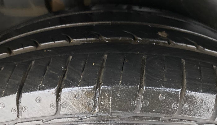 2016 Maruti Ertiga VXI ABS, Petrol, Manual, 56,267 km, Right Rear Tyre Tread