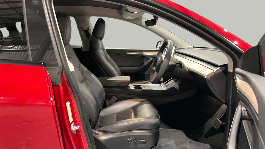 2023 Tesla Model Y Rear-wheel Drive, Automatic, 40310 km, Right Side Front Door Cabin View