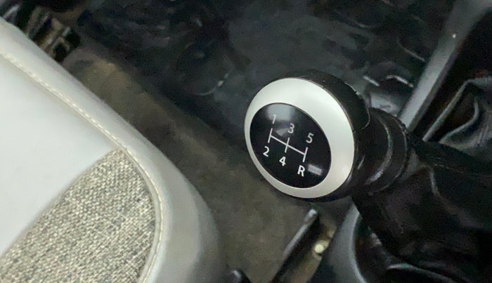 2013 Maruti Wagon R 1.0 VXI, Petrol, Manual, 54,186 km, Gear lever - Knob has minor damage
