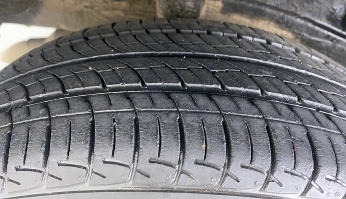 2014 Toyota Etios Liva G, Petrol, Manual, 25,919 km, Right Rear Tyre Tread