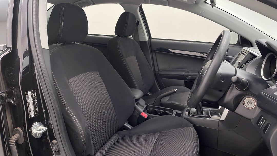 2017 Mitsubishi Lancer Es Sport, Manual, 73077 km, Right Side Front Door Cabin View