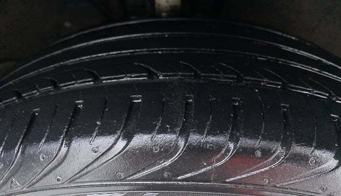 2015 Volkswagen Vento HIGHLINE PETROL, Petrol, Manual, 26,435 km, Right Front Tyre Tread