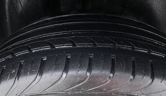 2015 Volkswagen Vento HIGHLINE PETROL, Petrol, Manual, 26,435 km, Right Rear Tyre Tread