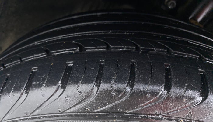 2015 Volkswagen Vento HIGHLINE PETROL, Petrol, Manual, 26,435 km, Left Front Tyre Tread