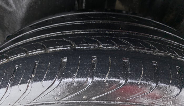 2015 Volkswagen Vento HIGHLINE PETROL, Petrol, Manual, 26,435 km, Left Rear Tyre Tread
