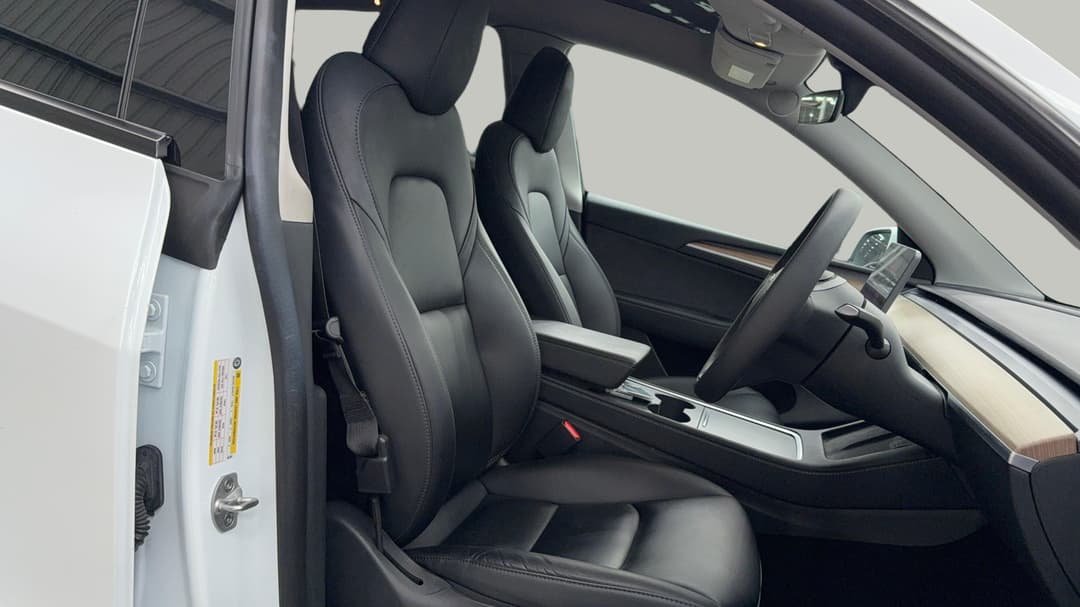 2022 Tesla Model Y Rear-wheel Drive, Automatic, 21258 km, Right Side Front Door Cabin View