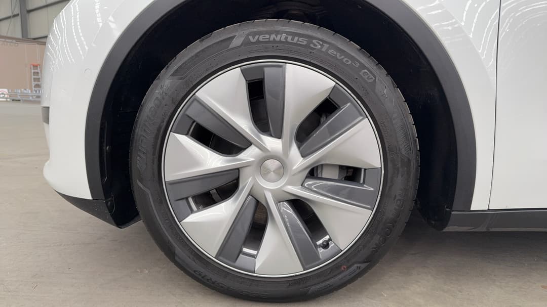 2022 Tesla Model Y Rear-wheel Drive, Automatic, 21258 km, Left Front Wheel