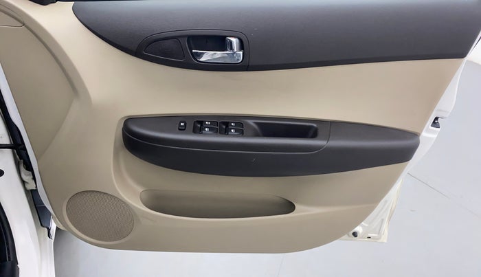 2013 Hyundai i20 MAGNA 1.2 VTVT, Petrol, Manual, 14,706 km, Driver Side Door Panels Control