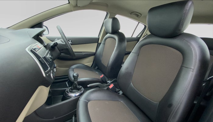 2013 Hyundai i20 MAGNA 1.2 VTVT, Petrol, Manual, 14,706 km, Right Side Front Door Cabin View