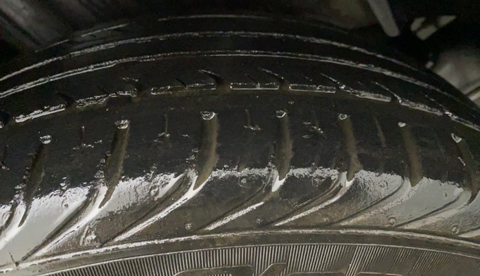 2016 Skoda Rapid AMBITION 1.6 MPI MT PLUS, Petrol, Manual, 17,361 km, Left Front Tyre Tread