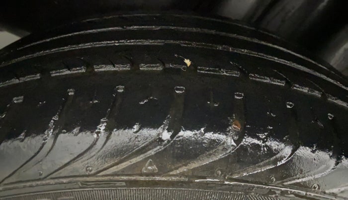 2016 Skoda Rapid AMBITION 1.6 MPI MT PLUS, Petrol, Manual, 17,361 km, Right Rear Tyre Tread