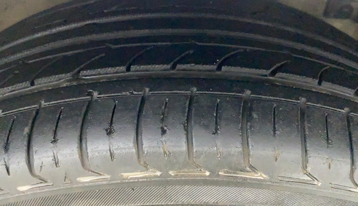 2014 Maruti Ertiga VXI CNG, CNG, Manual, 83,463 km, Right Front Tyre Tread
