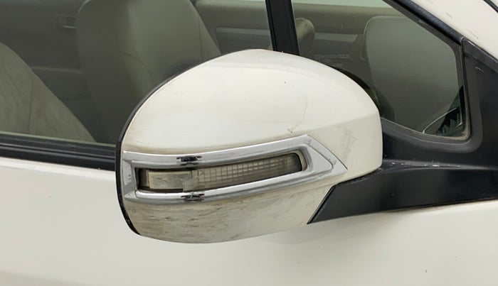 2014 Maruti Ertiga VXI CNG, CNG, Manual, 83,463 km, Right rear-view mirror - Indicator light has minor damage