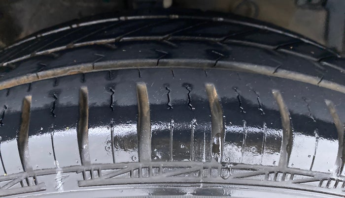 2014 Maruti Swift VXI D, Petrol, Manual, 63,114 km, Right Front Tyre Tread